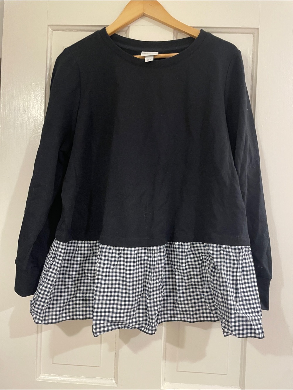Ava & Viv Black Long-Sleeve Sweatshirt with Black and White Gathered Gingham Hem